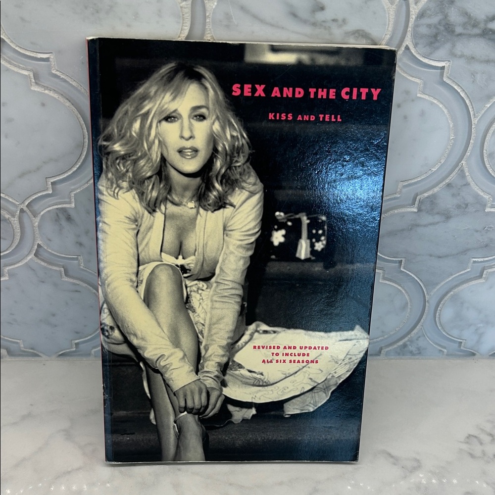 Sex and the City: Kiss and Tell Paperback - Black & White Cover with Pink Title
